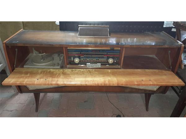 ~/upload/Lots/51510/w7nv5wrq7cdoc/Lot 056 Antique Radio and Record Player (1)_t600x450.jpg